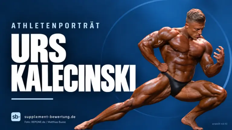 Urs Kalecinski in einer tiefen Posing-Haltung vor blauem Hintergrund