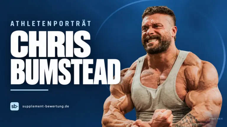Chris Bumstead im grauen Tanktop mit angespannten Armen vor blauem Hintergrund