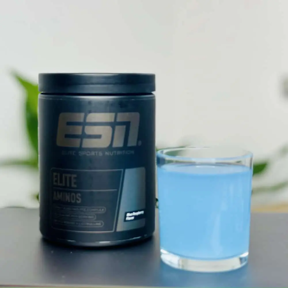 ESN Elite Aminos Blue Raspberry mit dem Getränk aus unserem Geschmackstest