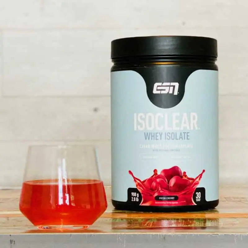 ESN Isoclear Fresh Cherry mit dem roten Getränk aus unserem Test