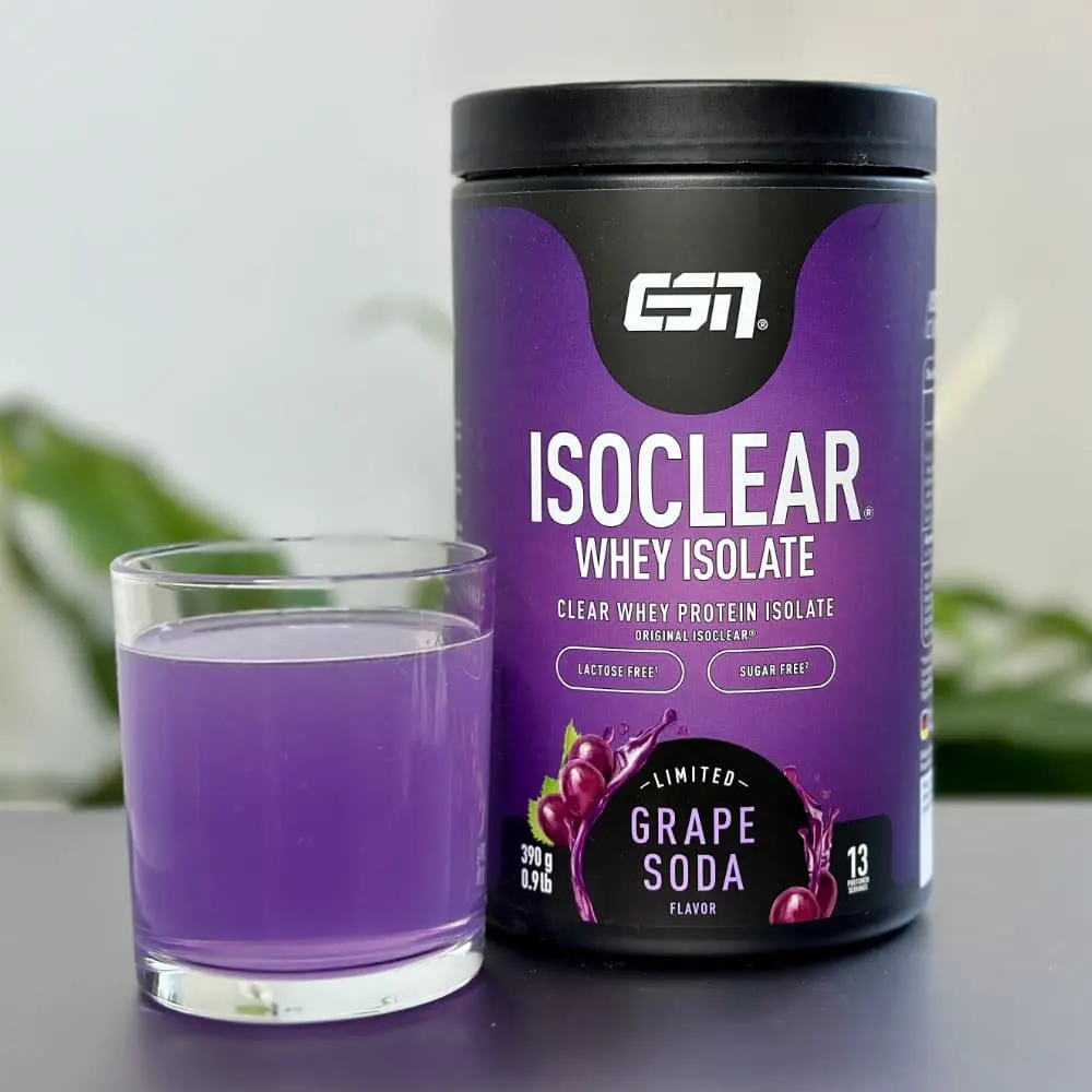 ESN Isoclear Grape Soda mit dem violetten Getränk aus unserem Test
