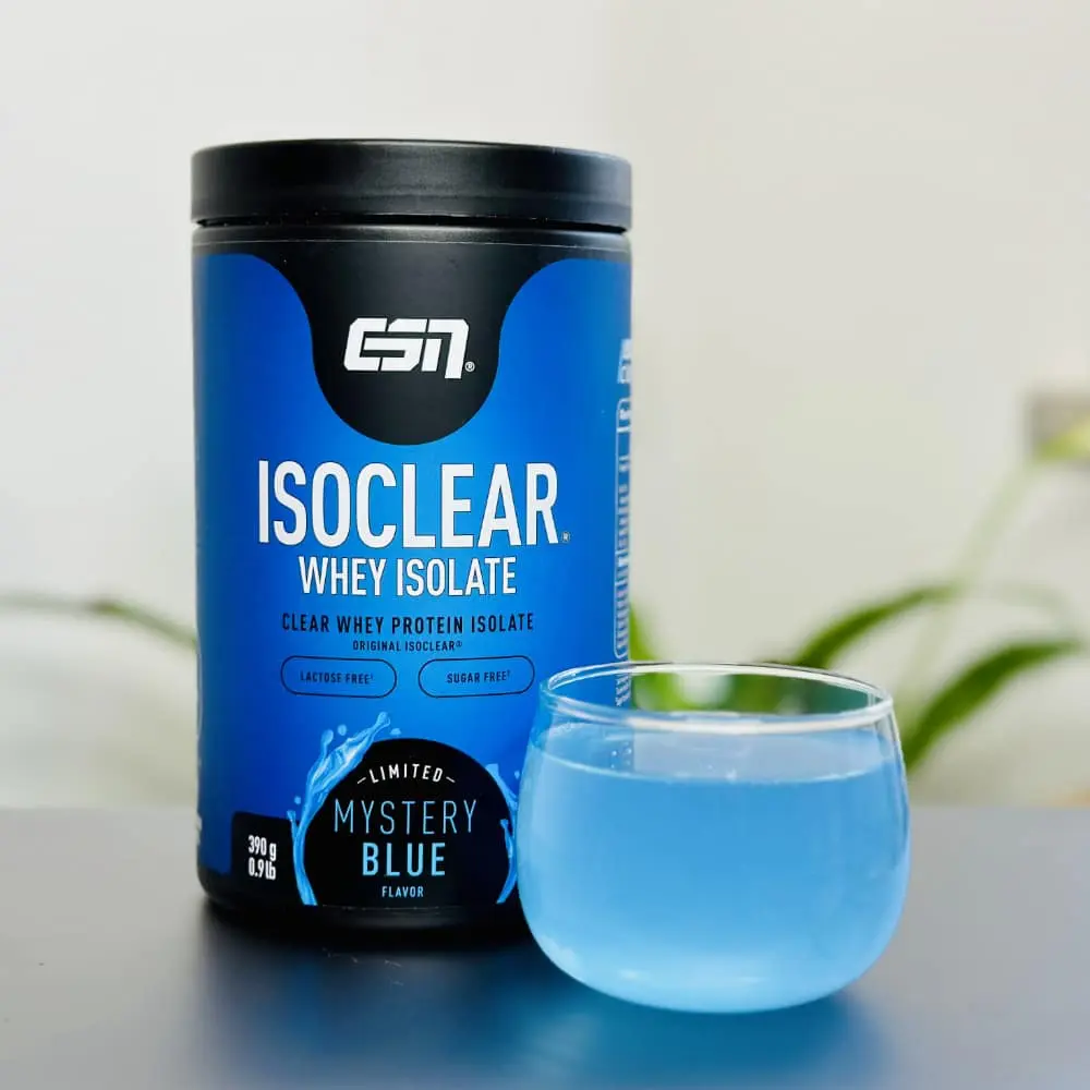 Unser Produktfoto von ESN Isoclear Mystery Blue mit blauem Getränk