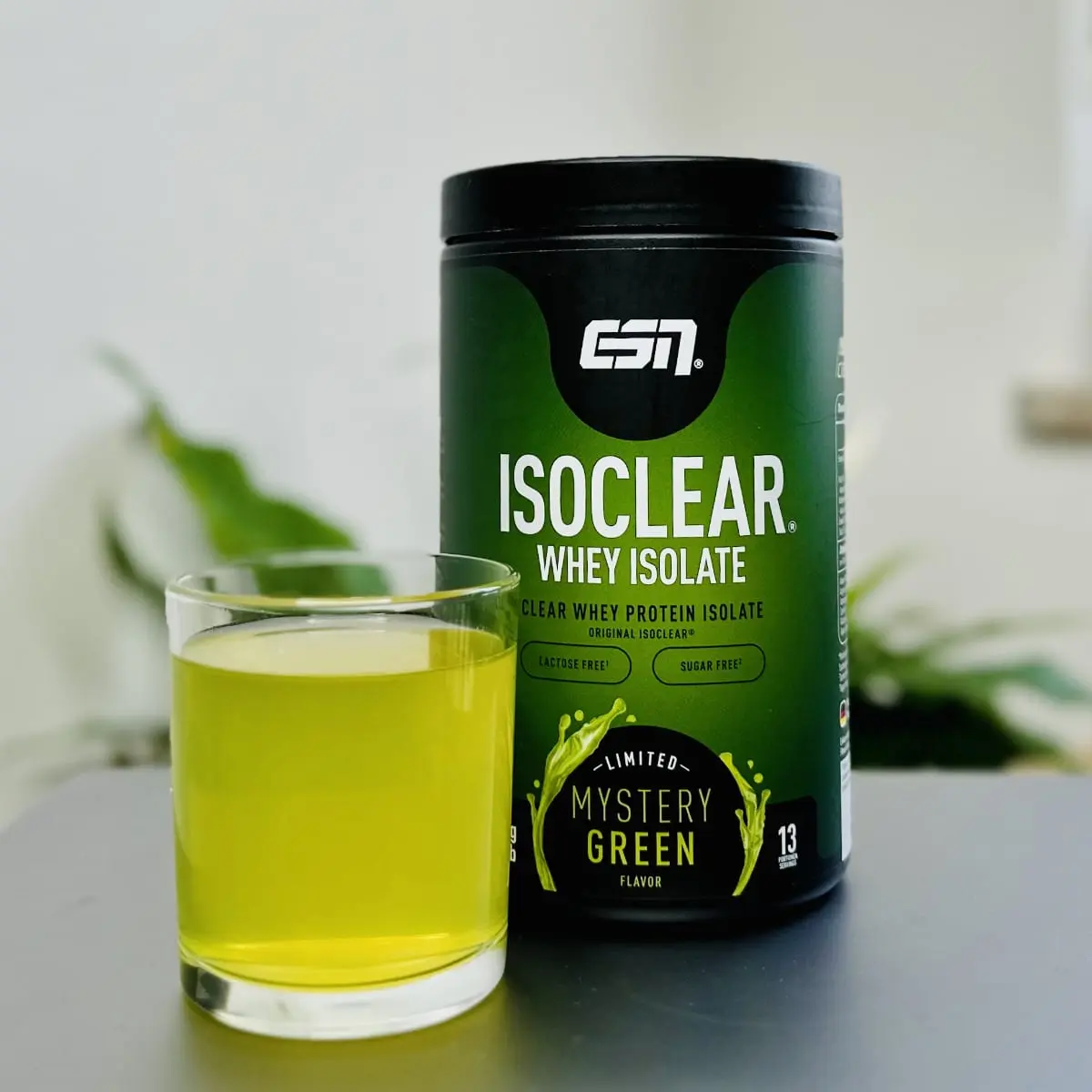 ESN Isoclear Mystery Green mit dem grünen Getränk aus unserem Test