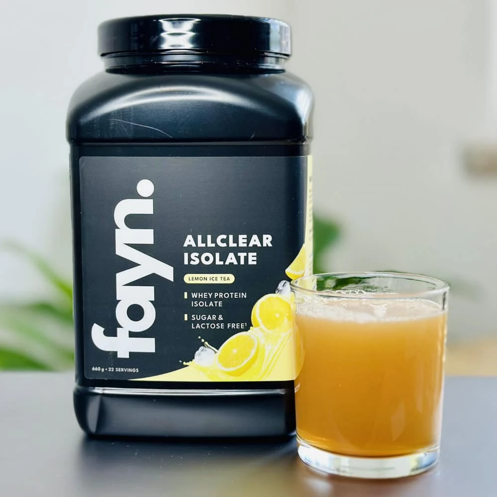 fayn ALLCLEAR Lemon Ice Tea neben unserem goldgelben Testgetränk