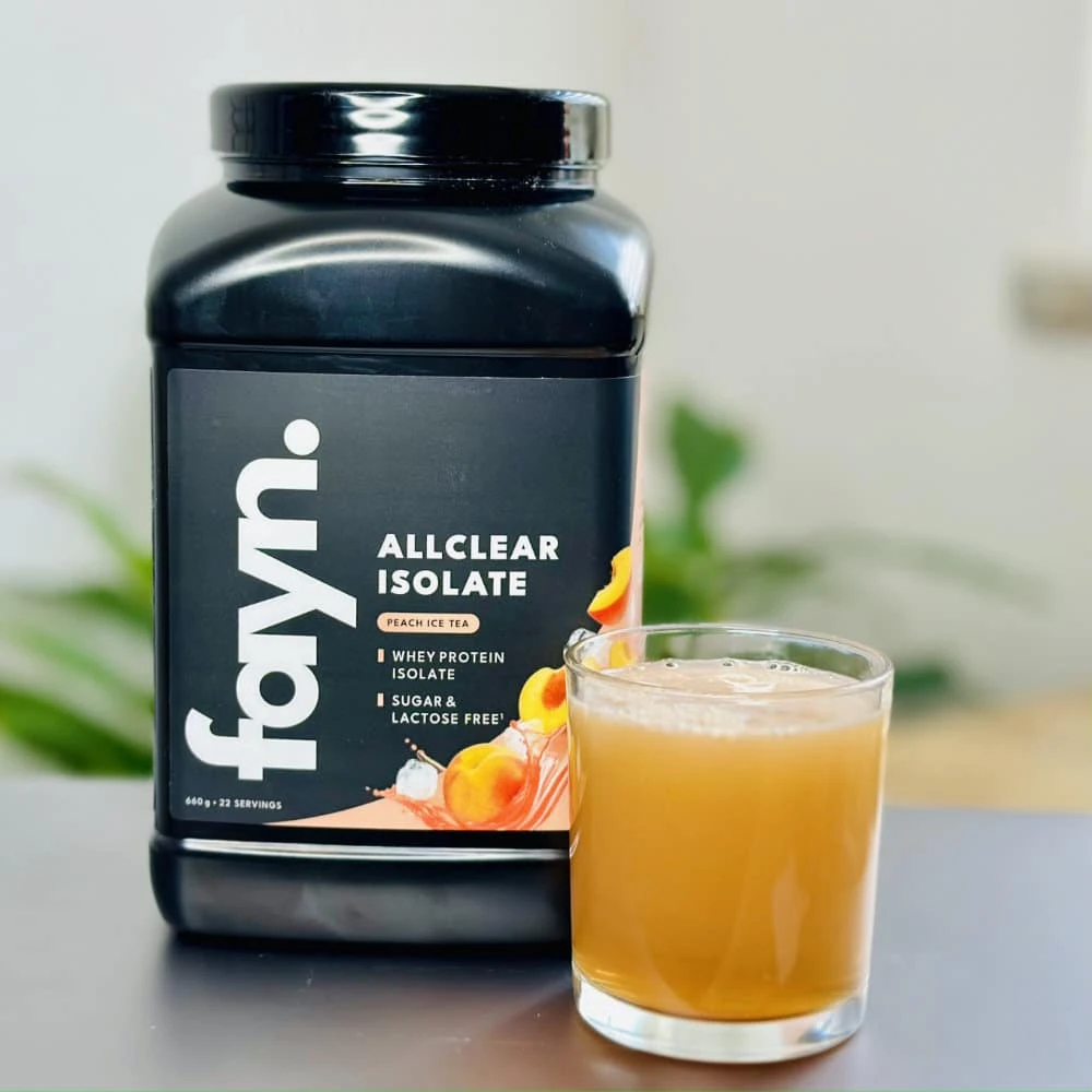 fayn ALLCLEAR Peach Ice Tea neben unserem bernsteinfarbenen Testgetränk