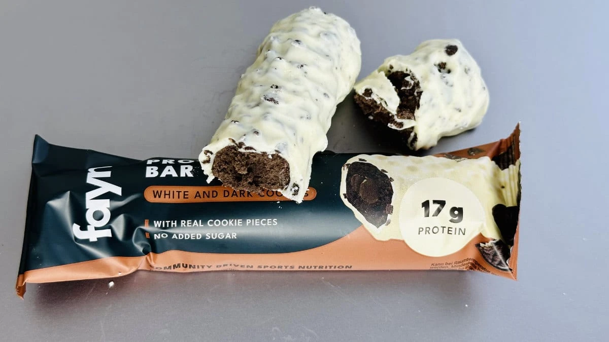 Aufgebrochener fayn White and Dark Cookies aus unserem Test 2024 mit weißer Hülle und dunklem Kern