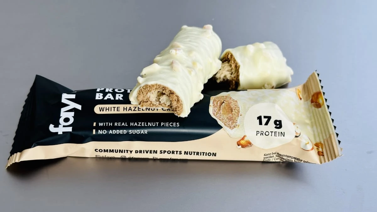 Aufgebrochener fayn White Hazelnut Cream aus unserem Test 2024 mit sichtbarer cremiger Füllung