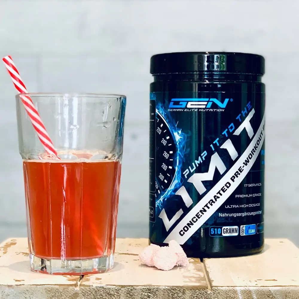GEN Pump It To The Limit Triple Cherry: unsere Testdose neben dem angemischten Drink