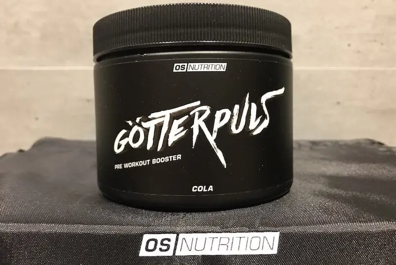 Unsere schwarze Götterpuls-Cola-Dose auf dem OS-Nutrition-Handtuch