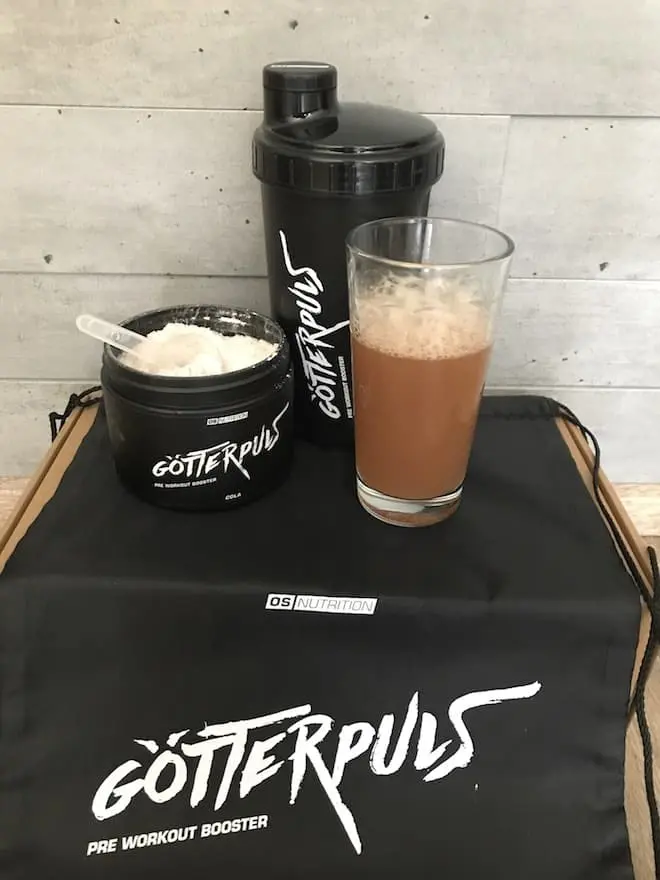 Götterpuls-Cola im Glas neben Dose und Shaker beim Geschmackstest