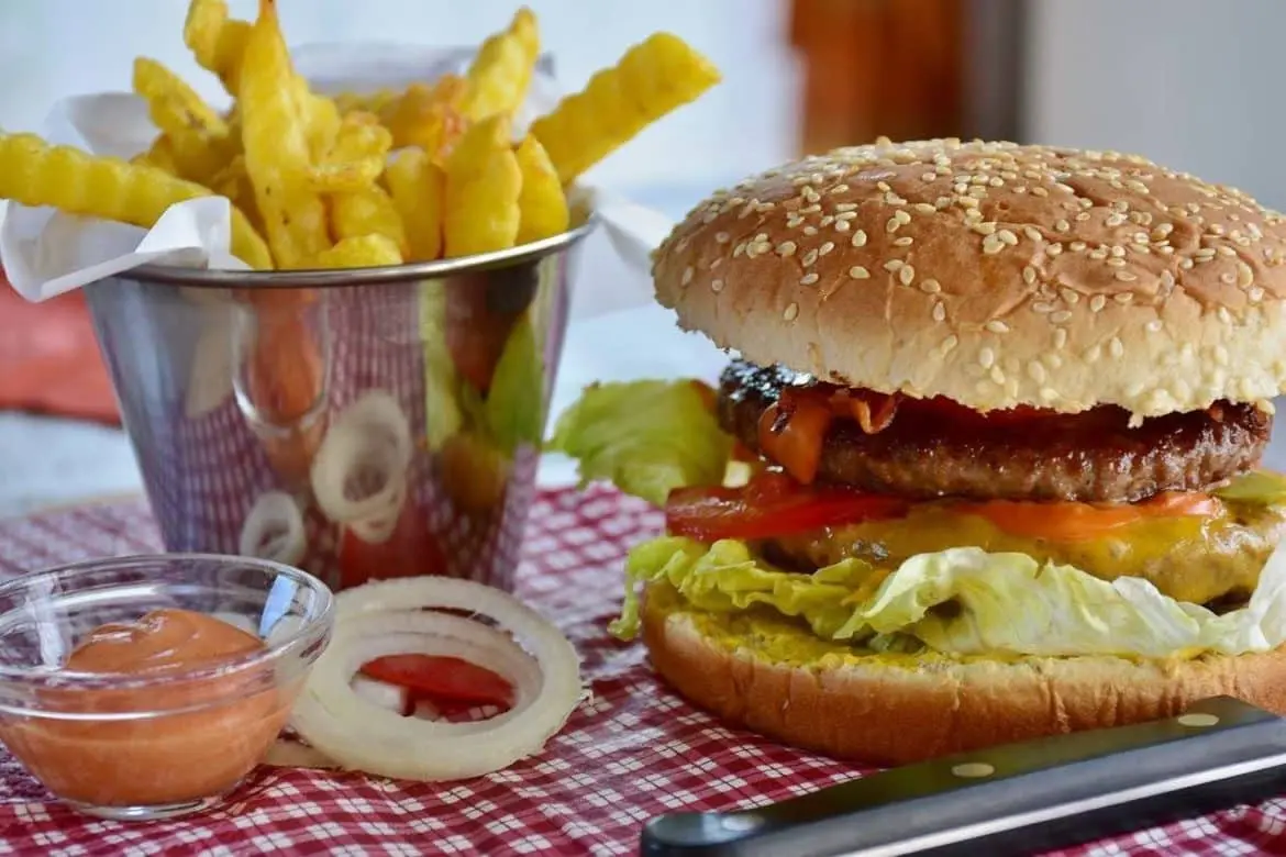 Burger mit Pommes als Beispiel für eine energiereiche Mahlzeit