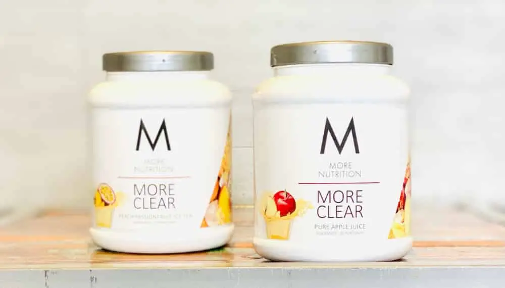 Unsere älteren More-Clear-Testdosen Peach Passionfruit Iced Tea und Pure Apple Juice