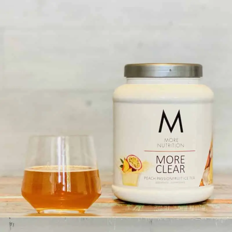 Ältere More-Clear-Peach-Passionfruit-Testdose neben unserem selbst angemischten Getränk