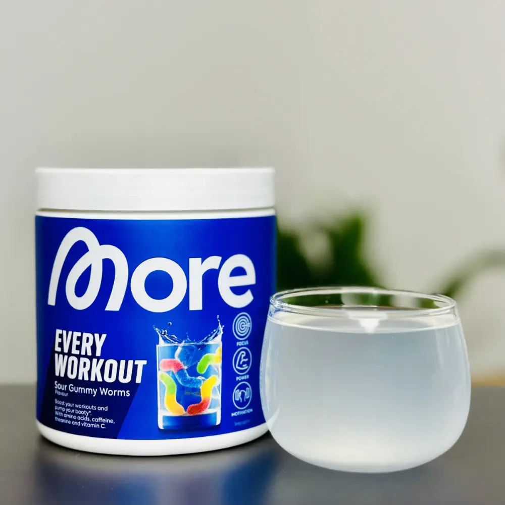 Angemischter Every Workout Sour Gummy Worms im Glas neben unserer Testdose