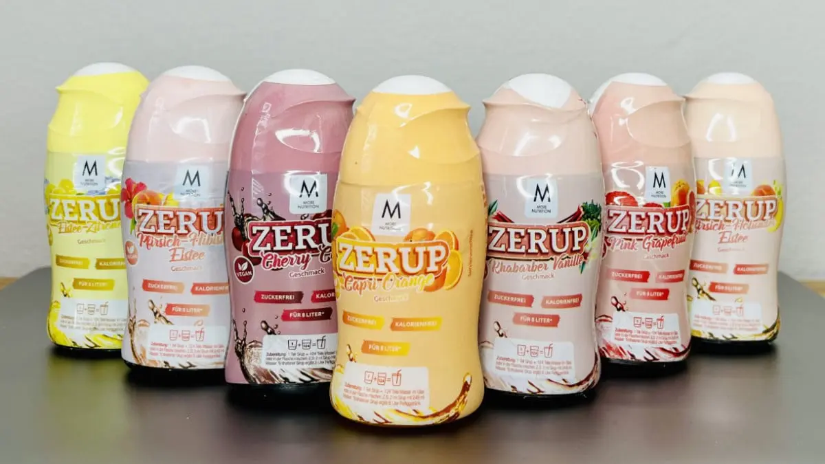 Sieben Zerup-Testfläschchen mit M-Logo und verschiedenen Geschmacksrichtungen
