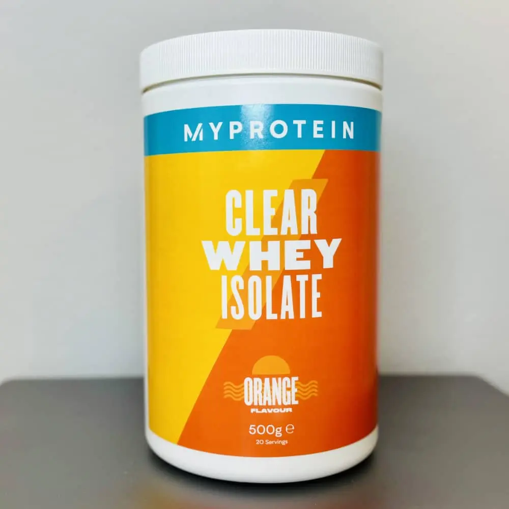 Unsere Myprotein Clear Whey Isolate Dose der Sorte Orange im damaligen Verpackungsdesign