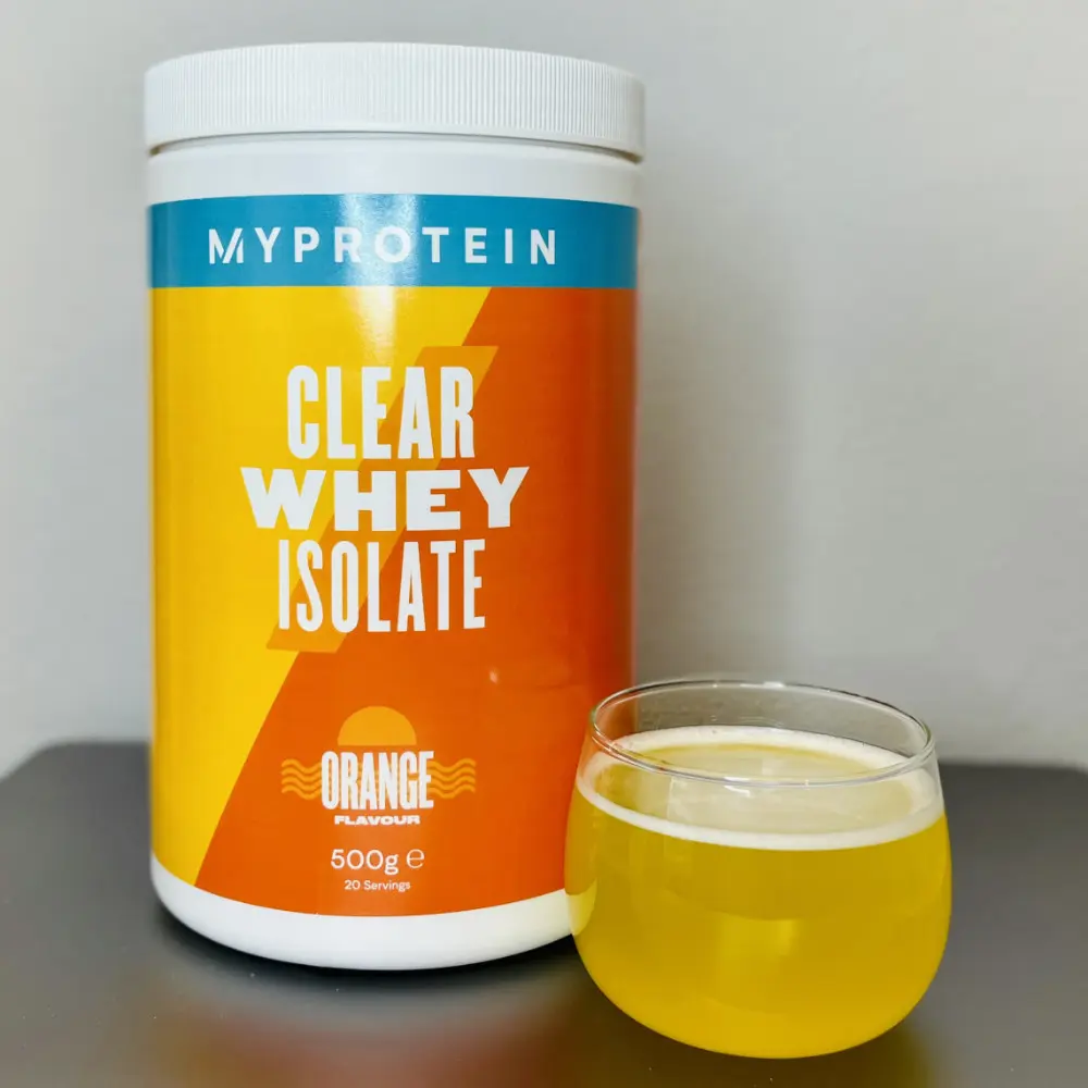 Unsere Myprotein Clear Whey Orange Dose neben dem selbst angemischten gelben Proteindrink