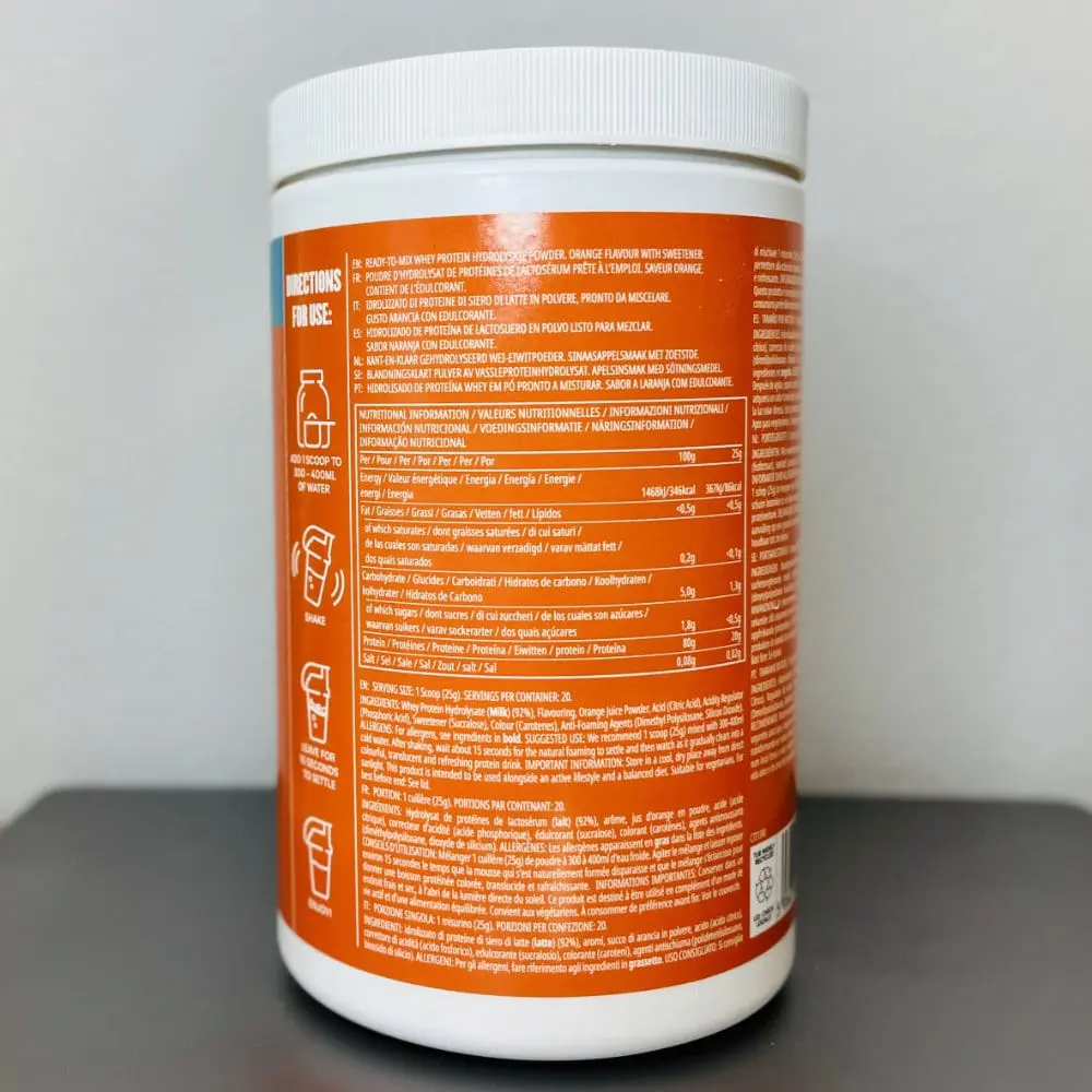 Rückseite unserer Myprotein Clear Whey Orange Testdose mit mehrsprachigen Produktangaben