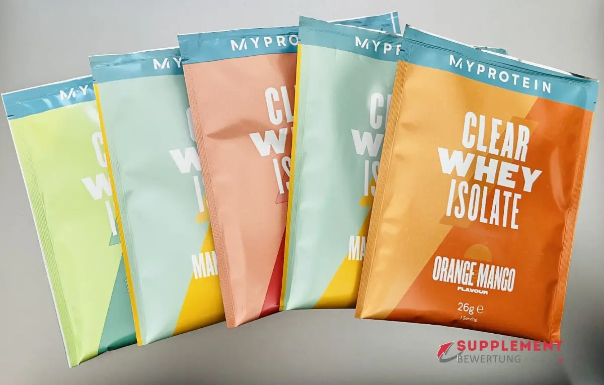 Unsere damaligen Myprotein Clear Whey Isolate Probierpackungen, vorne Orange Mango