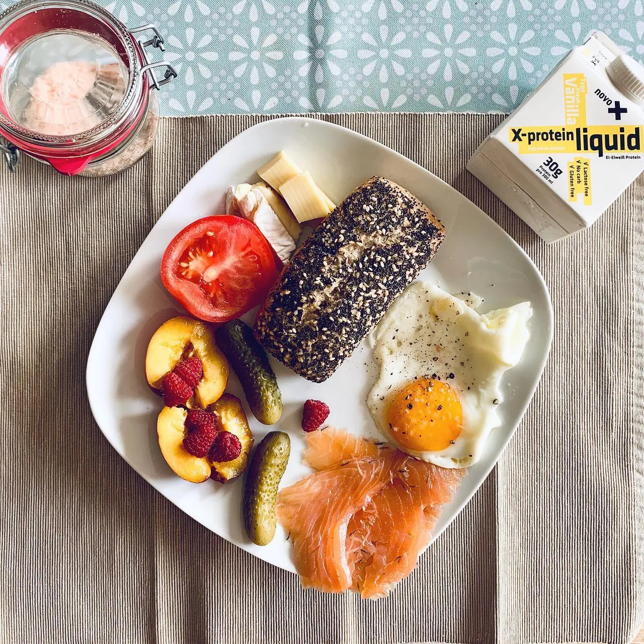 Proteinreiches Frühstück mit Spiegelei, Lachs und Brot