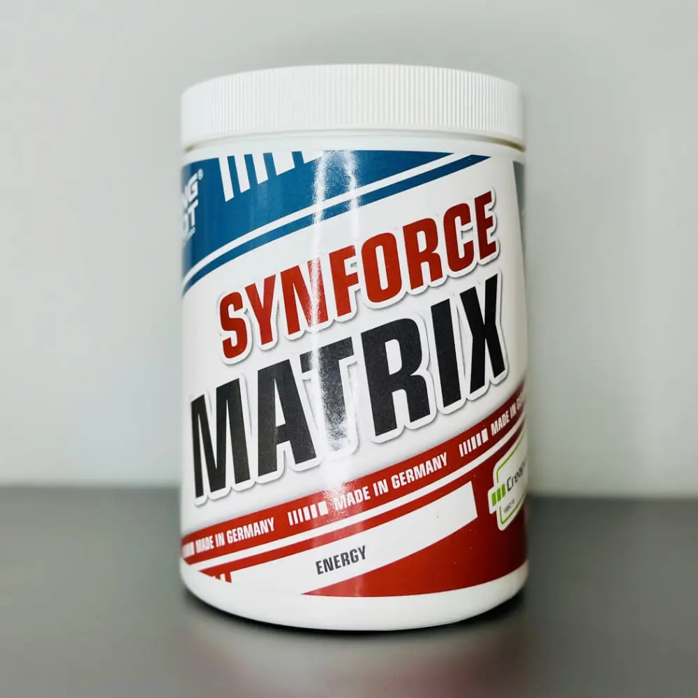Unsere weiße SYNforce-Matrix-Energy-Dose mit rot-blauem Etikett