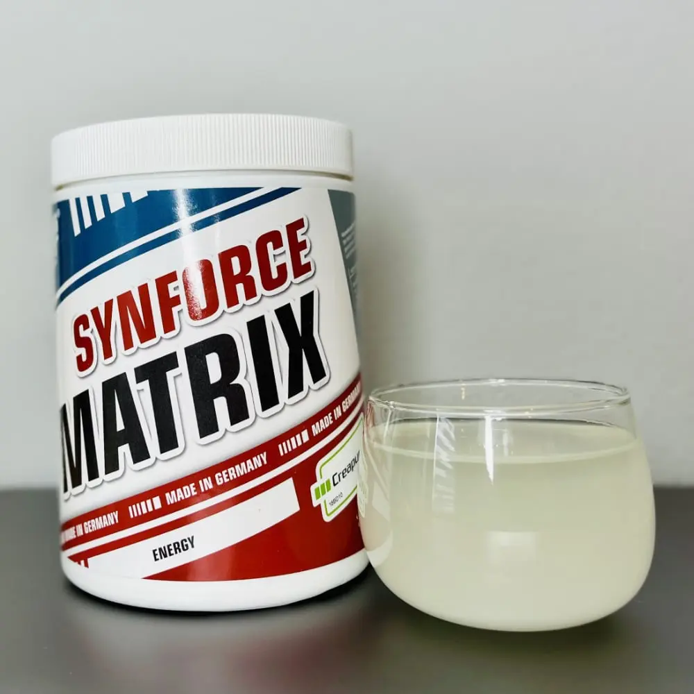 SYNforce Matrix Energy neben dem fertig angerührten hellen Getränk im Glas