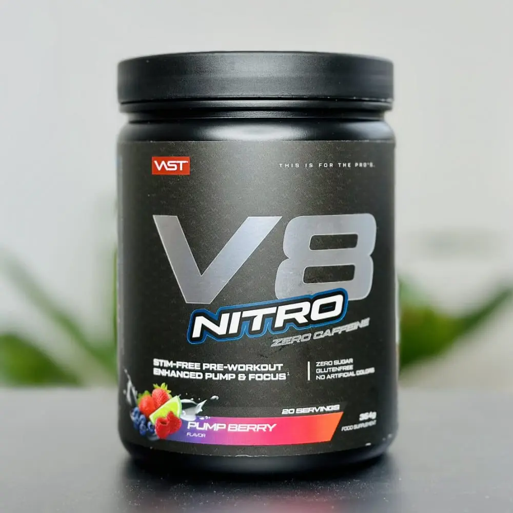 Unsere schwarze VAST V8 Nitro Dose in Pumpberry auf dem Schreibtisch