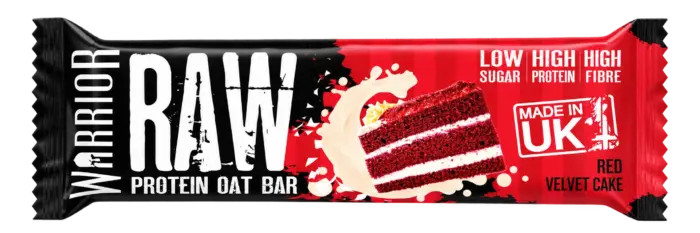 Freigestellter Warrior RAW Protein Oat Bar Red Velvet Cake in schwarz-roter Verpackung
