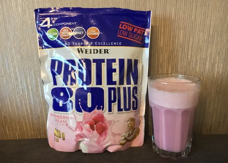 Weider Protein 80 Plus Raspberry Cream mit rosafarbenem Shake